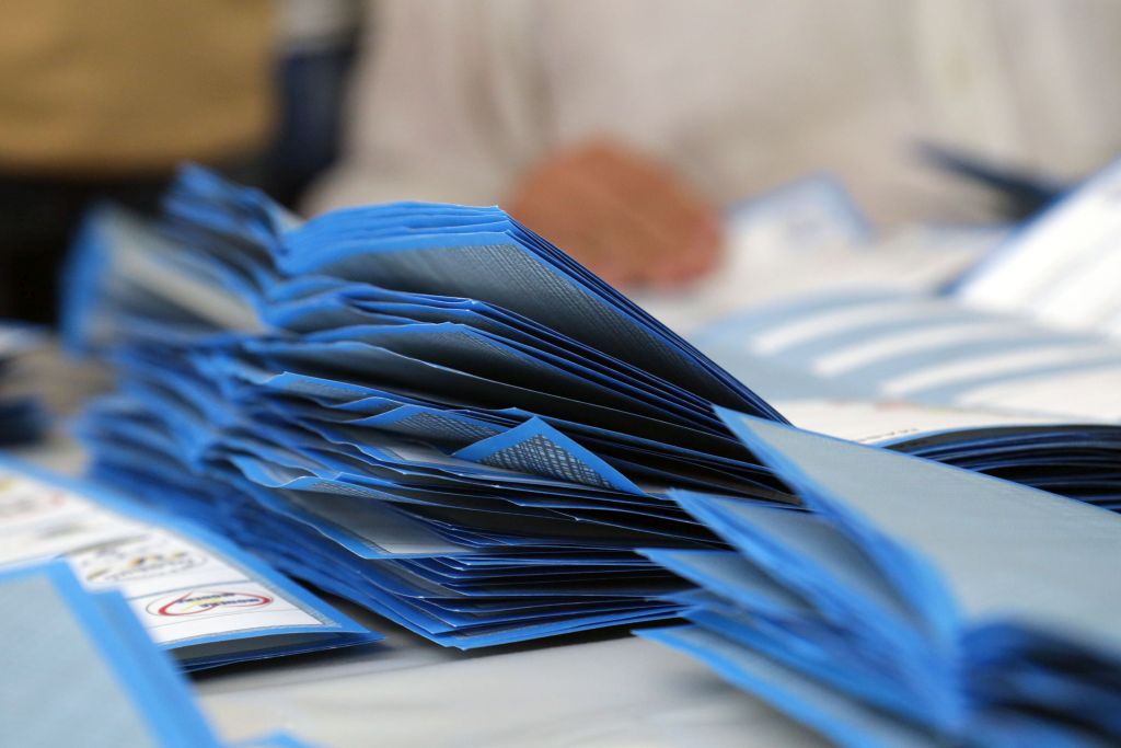 Elezioni regionali in Liguria, seggi aperti fino alle 15. Affluenza in calo