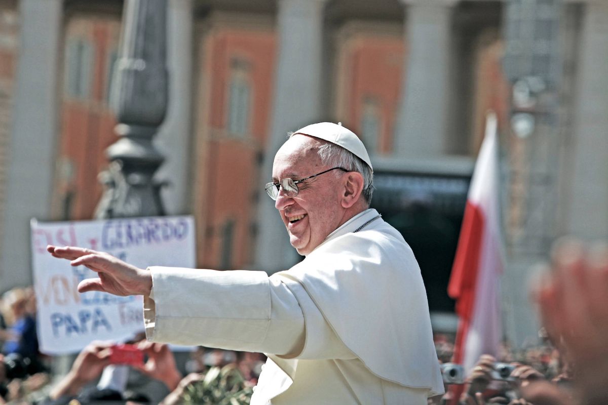 Le condizioni di Papa Francesco sono ancora critiche ma è vigile