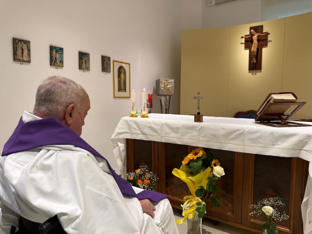 Il Papa ha concelebrato la Messa, diffusa la prima foto dal ricovero